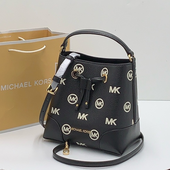 MICHAEL KORS
Mercer Small Logo Embossed Leather Bucket Bag
COLOR BLACK
NWT - Picture 16 of 16
